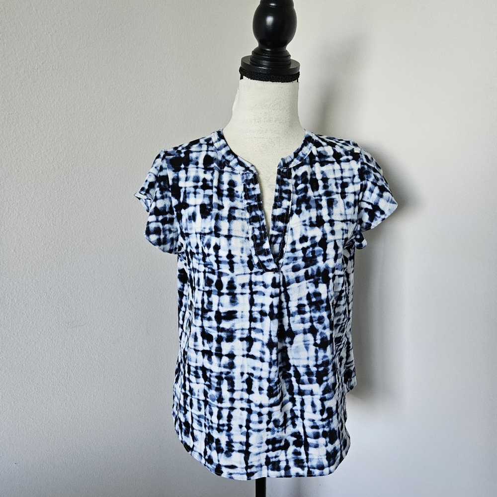 🌼Calvin Klein Blue and White polyester Top size medium🌼